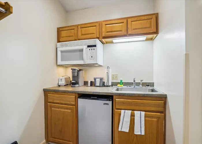 Cedarbrook Queen Studio 210